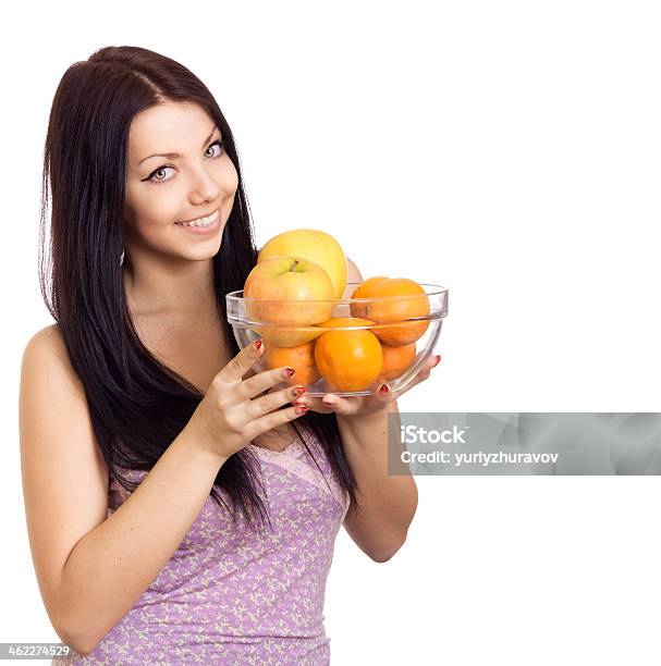 Felice Donna Con Un Piatto Di Frutta Su Sfondo Bianco - Fotografie stock e altre immagini di Adulto