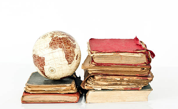 vieux livres et la planète terre sur fond blanc - sphere library globe old fashioned photos et images de collection