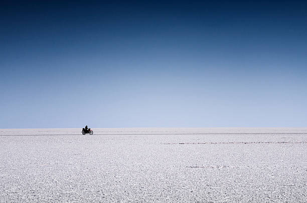 motorcylcing に塩フラット - ウユニ塩湖 ストックフォトと画像