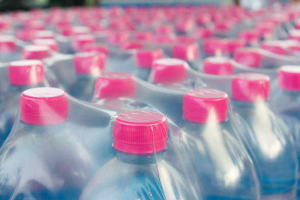 bottiglie di acqua in plastica avvolgente - foods and drinks simplicity purity clothing foto e immagini stock