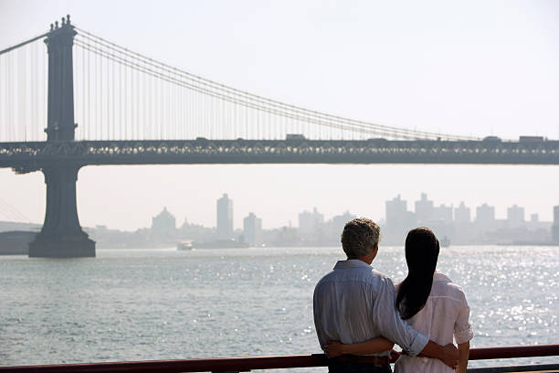 istock Couple Against The River And Brooklyn Bridge 462301743