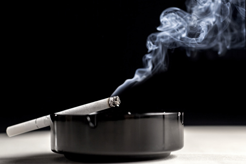 Cenicero de cigarrillos y humo photo