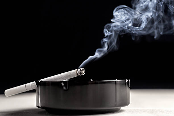 灰皿タバコや煙 - 煙草製品 ストックフォトと画像