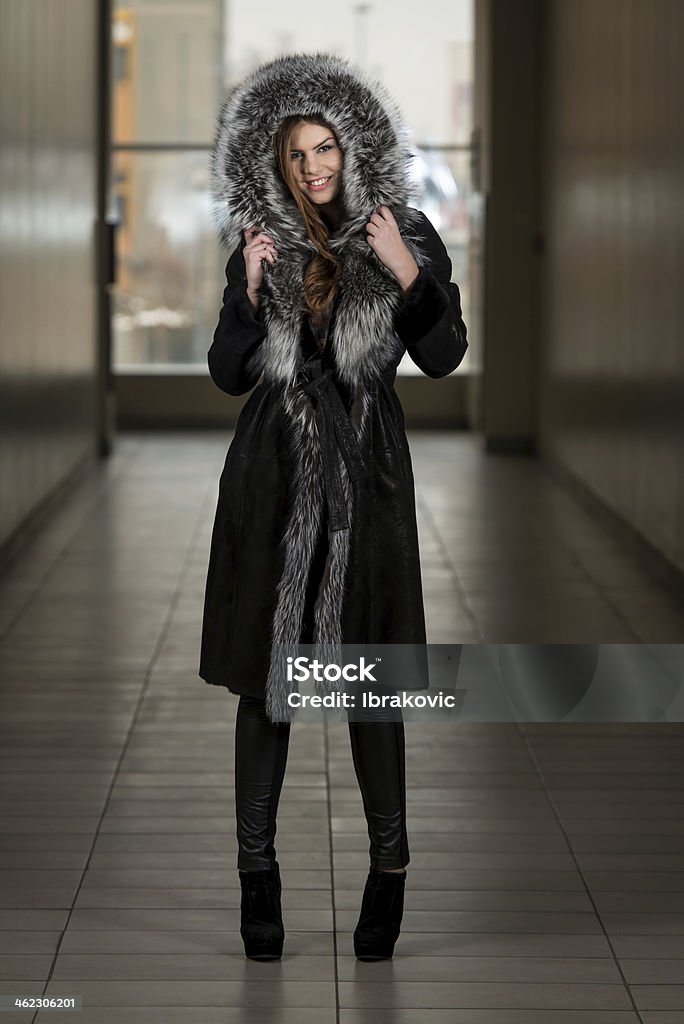 ファッションを着ているモデルロングファーコート - 1人のロイヤリティフリーストックフォト