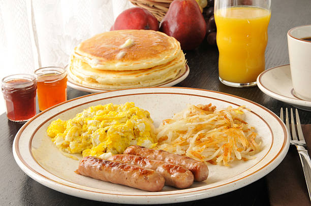 salchichas, huevos y pancake desayuno - patata picada y frita fotografías e imágenes de stock