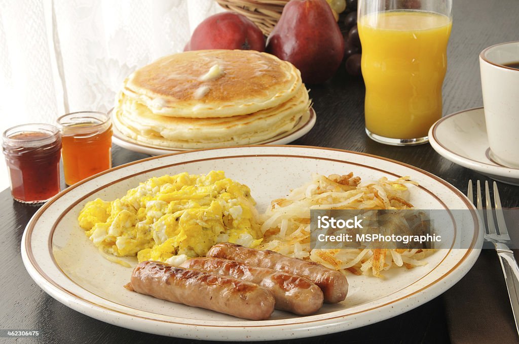 Saucisses, œufs, pancakes et petit déjeuner - Photo de Saucisse libre de droits