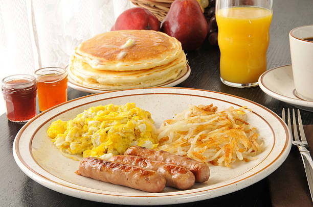 salsiccia, uova e prima colazione a base di pancake - hash brown foto e immagini stock