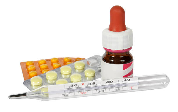 tablets, quedas para nariz e termômetros de mercúrio - vitamin pill vitamin c nutritional supplement bottle - fotografias e filmes do acervo