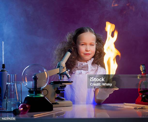 Sonriente Niña Muestra Chemical Trucofuego En La Palma Foto de stock y más banco de imágenes de Niño