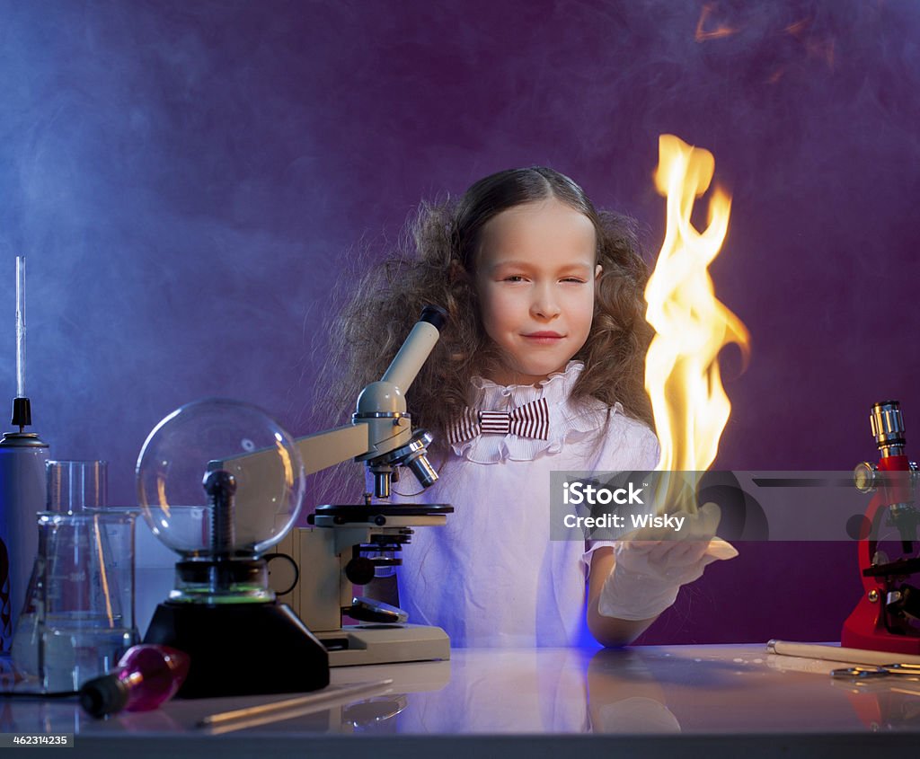 Sorridente Menina mostra química Truque-fogo em palm - Royalty-free Criança Foto de stock