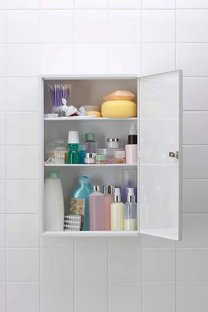 diferentes cosméticos e produtos de banho no banheiro, armário - medicine cabinet fotos - fotografias e filmes do acervo