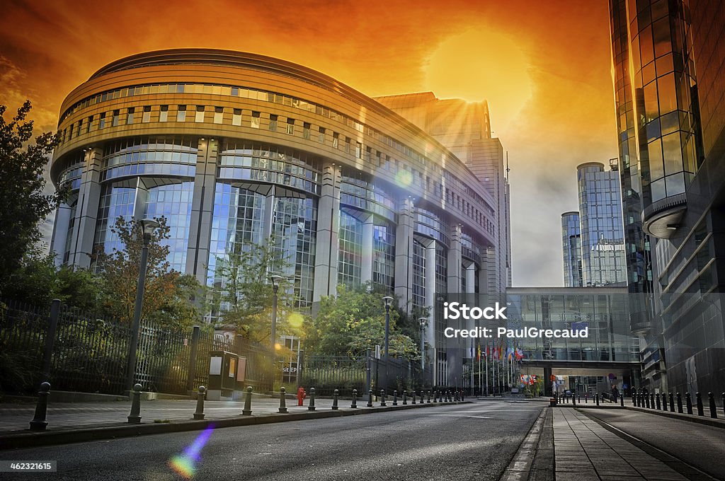 Palazzo del Parlamento europeo al tramonto.  Bruxelles, Belgio - Foto stock royalty-free di Parlamento Europeo