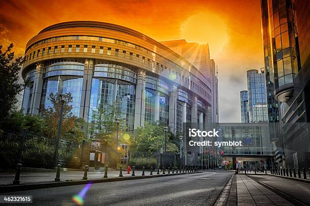 Palazzo Del Parlamento Europeo Al Tramonto Bruxelles Belgio - Fotografie stock e altre immagini di Parlamento Europeo