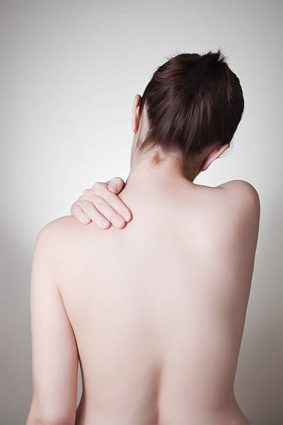 femme avec maux de dos - shirtless human spine back human hand photos et images de collection