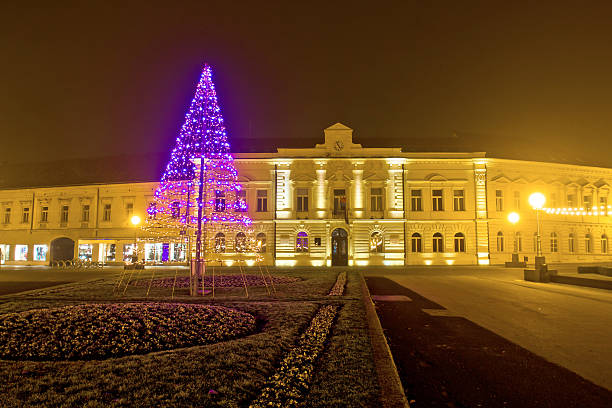 rua cena de noite de natal koprivnica - koprivnica croatia - fotografias e filmes do acervo