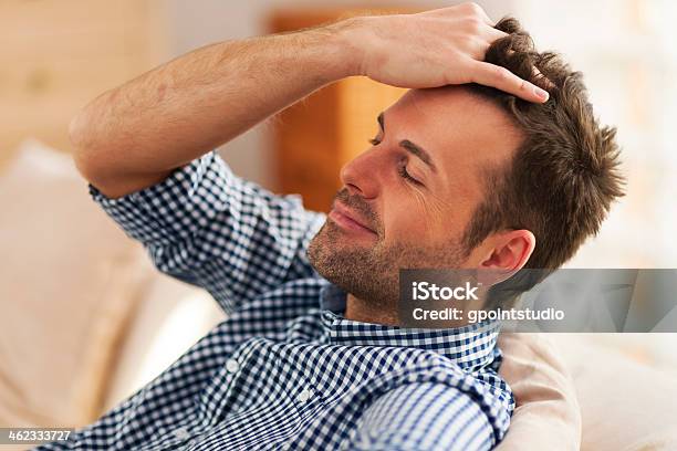 Lächelnd Mann Mit Hand In Haar Stockfoto und mehr Bilder von Männer - Männer, Menschliches Haar, Hand in den Haaren
