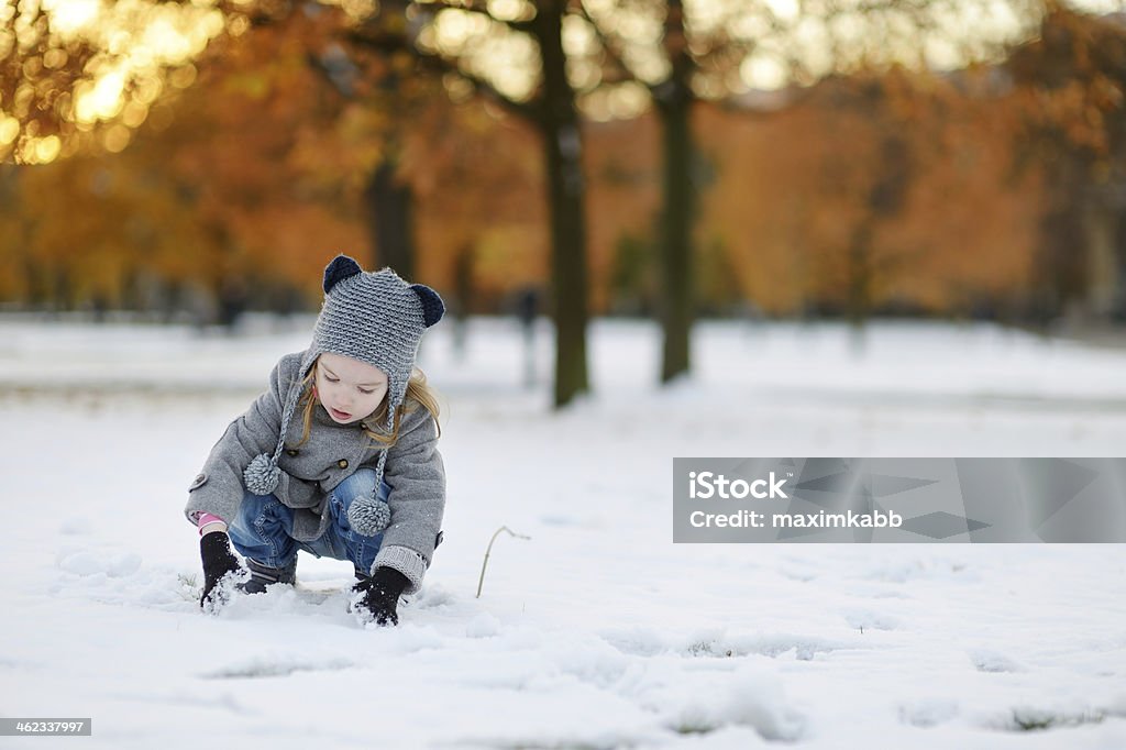 Petite fille s'amuser dans la ville d'hiver - Photo de 12-17 mois libre de droits