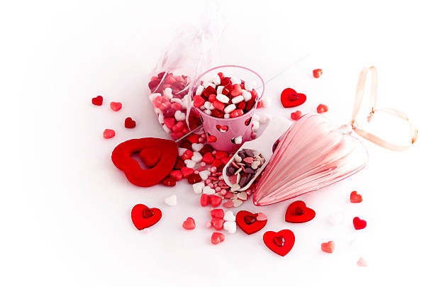 cukierki w kształcie serca z różowe wiadro i przejrzysty saszetka - feedbag zdjęcia i obrazy z banku zdjęć
