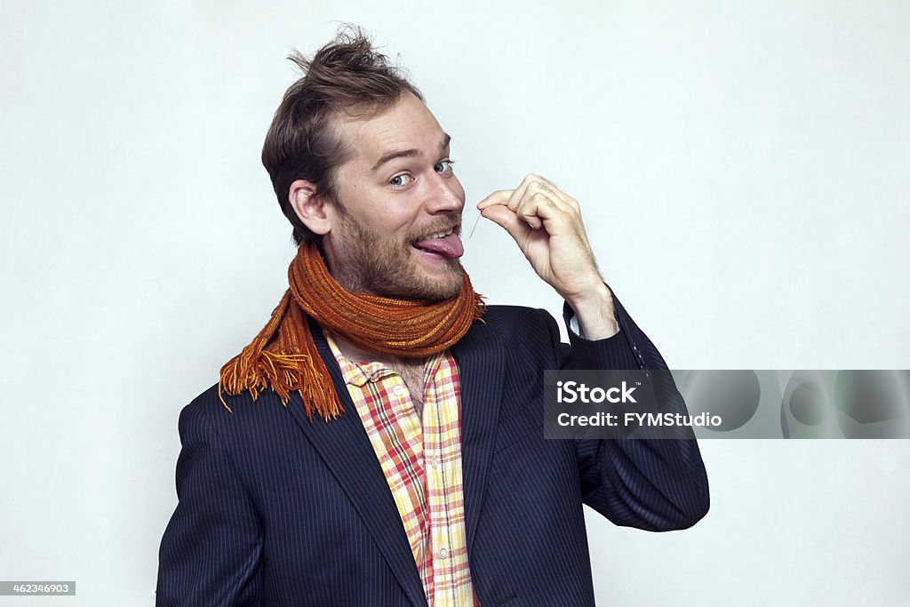 Uomo che lacerano la sua linguetta con Pin - Foto stock royalty-free di Abbigliamento elegante