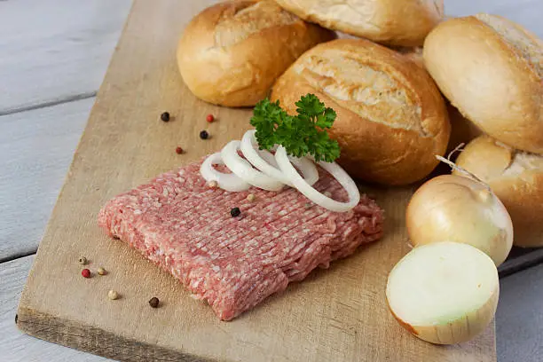 hearty mett with onions