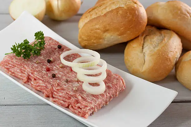 fresh mett with onions and rolls