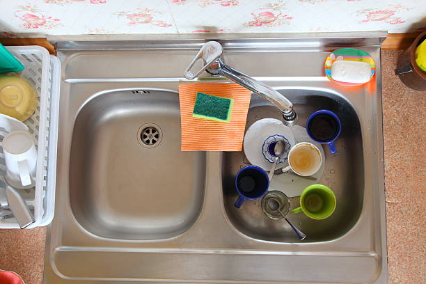 lavar-up no copo de cozinha - chrome cleaning transparent rag imagens e fotografias de stock