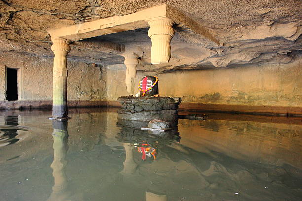 shivlinga umgeben von wasser auf einem hügel top - shivalinga stock-fotos und bilder