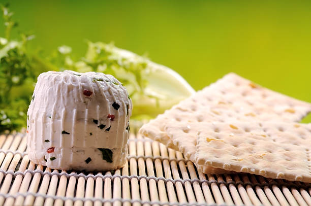 tomino チーズ、graham のクラッカー - tomino ストックフォトと画像