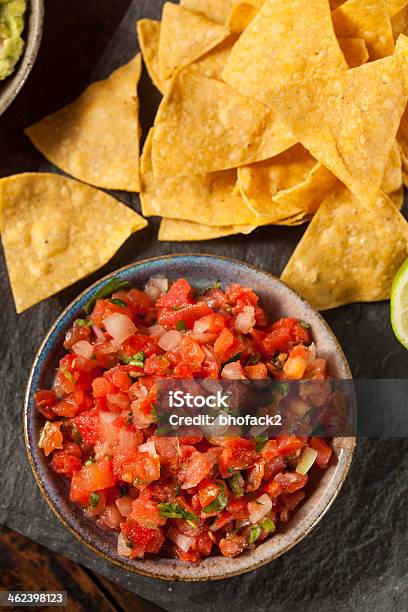 Domowy Pico De Gallo Salsa I Wióry - zdjęcia stockowe i więcej obrazów Awokado - Awokado, Bez ludzi, Chips tortilla