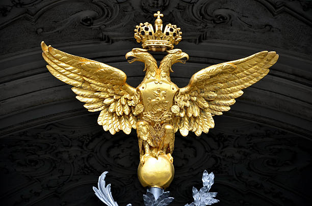 golden águia de cabeça dupla como um emblema nacional russo - winter palace imagens e fotografias de stock