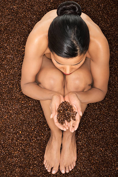 bellissimo nudo donna seduta nel caffè semi. - brown candid caffein drink foto e immagini stock