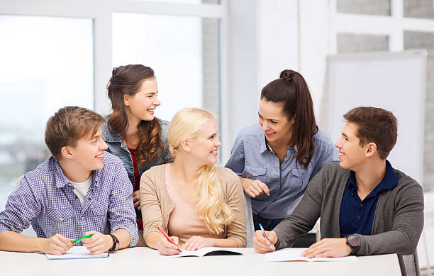 alunos com debate na escola - learning male studying smiling imagens e fotografias de stock