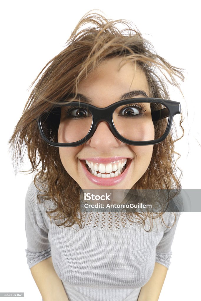 Large angle de vue d'une femme de geek à lunettes souriant - Photo de Fish-eye libre de droits