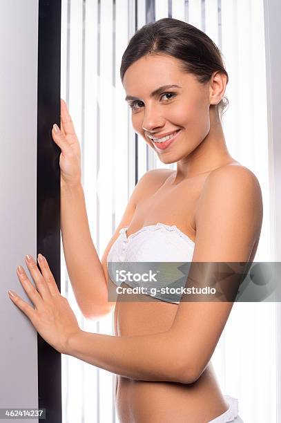 Belleza En El Solárium Foto de stock y más banco de imágenes de Adulto - Adulto, Adulto joven, Asistencia sanitaria y medicina