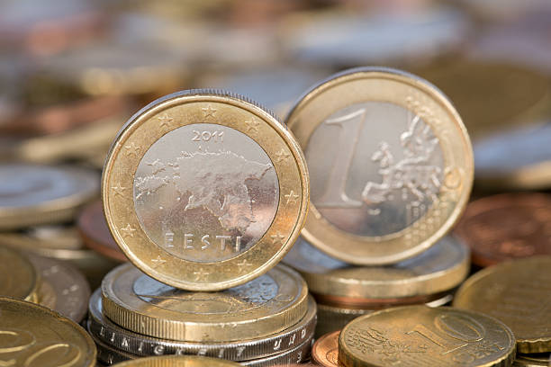 moneta da un euro in estonia - european union coin one euro coin one euro cent coin foto e immagini stock