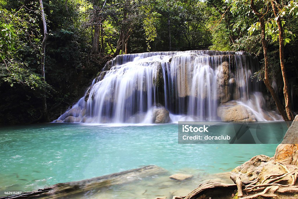 Belle cascade dans le parc National d'Erawan - Photo de Arbre libre de droits
