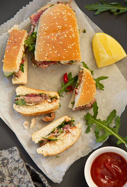 istock Grain bread sandwich with roast beef, onion and arugula. 462424389