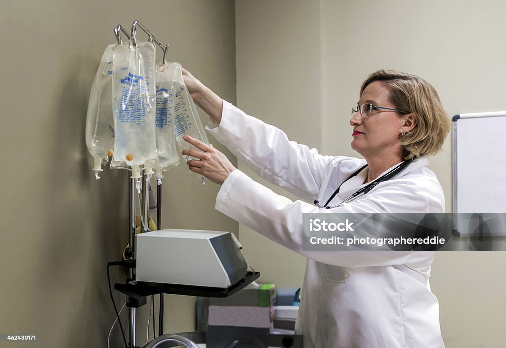 Doctor revisando IV bolsa - Foto de stock de Bolsa - Objeto fabricado libre de derechos