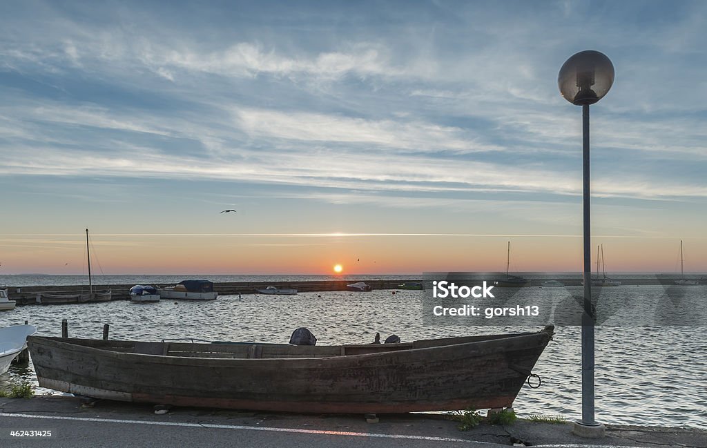 Закат на гавань в Найда village, Литва - Стоковые фото Береговая линия роялти-фри