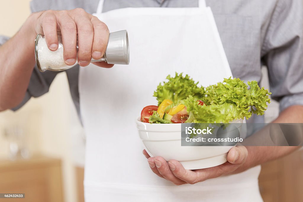 Salting insalata. - Foto stock royalty-free di Salare