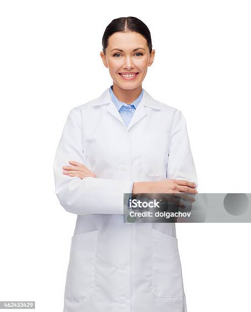 Sonriente Mujer Médico Foto de stock y más banco de imágenes de Bata de Laboratorio - Bata de Laboratorio, Doctor, Recortable