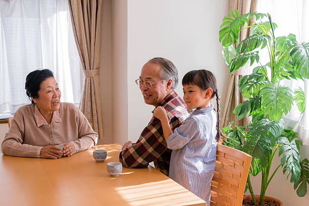 маленькая девочка улыбается с ее мужа - grandparent grandfather granddaughter little girls стоковые фото и изображения