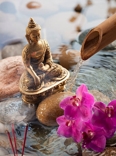 offerta religiosa di buddha in acqua ambiente - scented smoke single flower flower foto e immagini stock