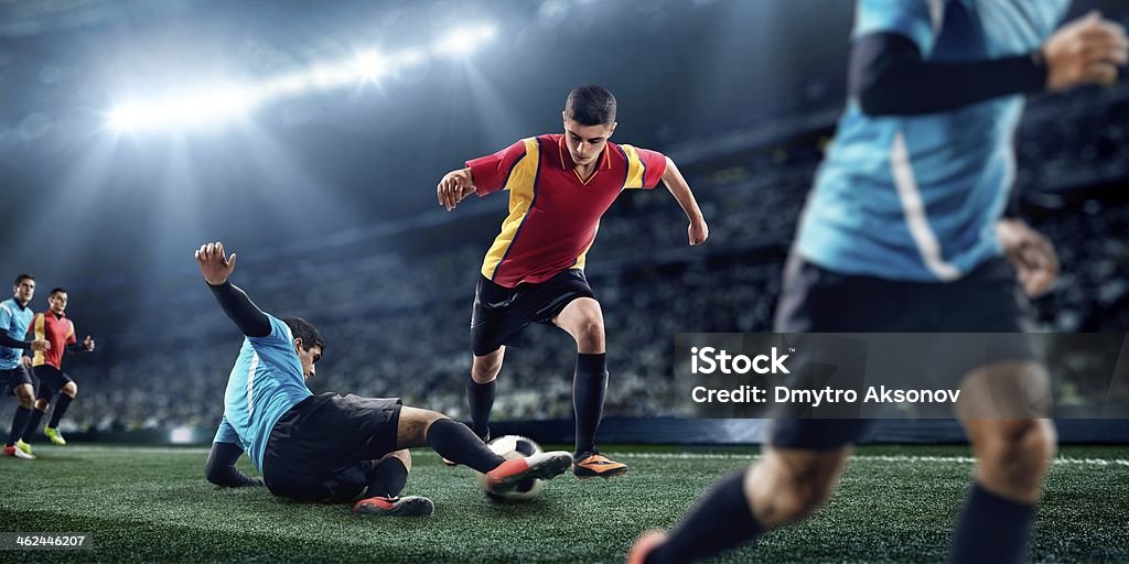 Jogadores de futebol no Estádio - Foto de stock de Atividade Física royalty-free