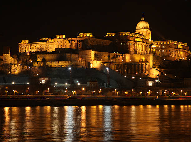 Castelo de Budapeste, à noite - fotografia de stock