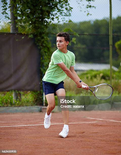 Niño Jugando Al Tenis Foto de stock y más banco de imágenes de Actividad - Actividad, Aire libre, Atleta - Papel social