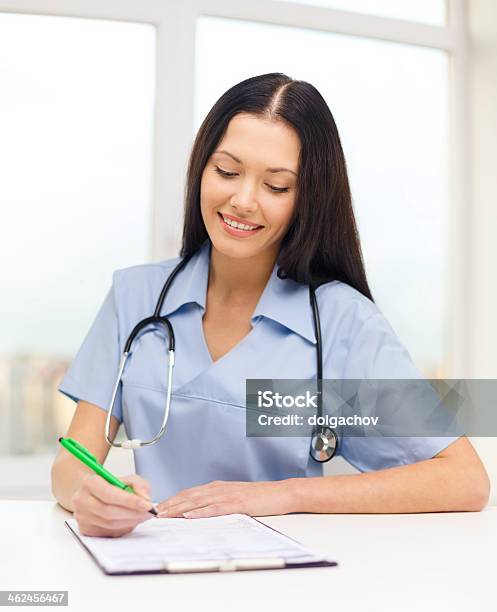 Doctora Escribiendo Una Receta O Personal De Enfermería Foto de stock y más banco de imágenes de Accidentes y desastres