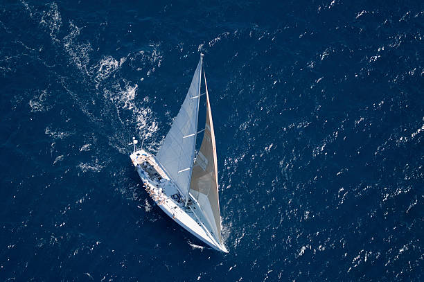 segelboot auf dem meer - solitude remote sailboat horizontal stock-fotos und bilder