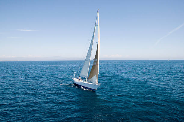 segelboot auf dem meer - solitude remote sailboat horizontal stock-fotos und bilder