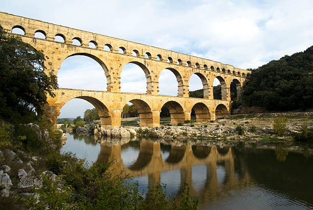 ponte romana e aqueduct - aqueduct roman ancient rome pont du gard - fotografias e filmes do acervo